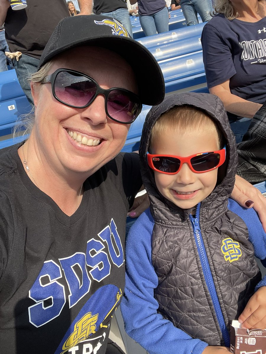 MissyKay777's tweet photo. A family that cheers together stays together! #gojacksfb #gojacks #earsup https://t.co/5sgMrZhiHx