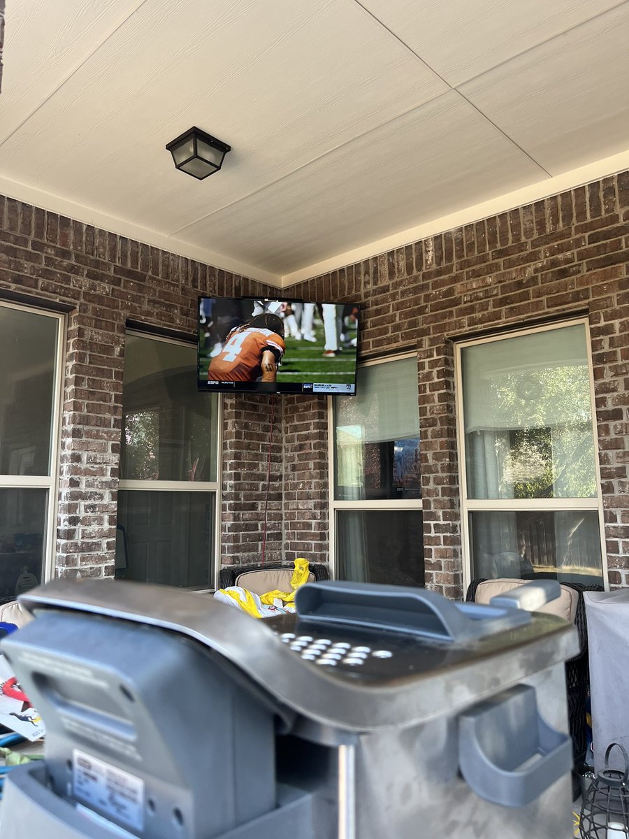BSaas25's tweet photo. Frying up some wings and horns football 🤘#FFBBQ https://t.co/XIj1DIRuoW