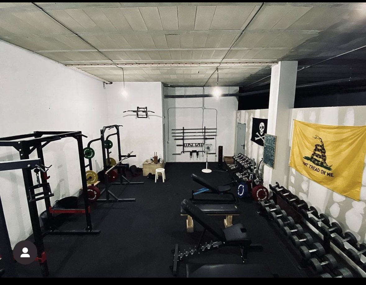 EntrenadorADH's tweet photo. 2016: Ahorro y monto mi propio home gym para entrenar y competir en powerlifting 
2023: Soy dueño de un gimnasio de 3 plantas con sala fitness, actividades dirigidas y por supuesto mi zona de powerlifting https://t.co/JVr99Fny7c