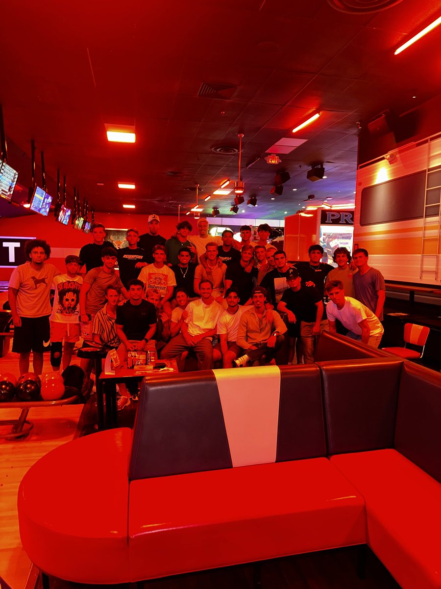AssumptionMSOC's tweet image. What to do on a stormy night in Worcester after you find out your Sunday match is cancelled! #kingpin #Family #NCAAD2 @AssumptionUMA