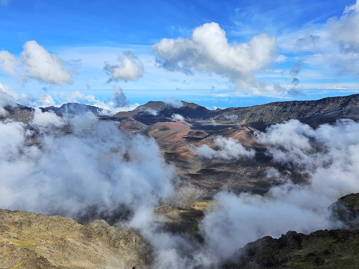 ChrisAstro's tweet photo. The Haleakalā National Park. Beautiful drive to get to the top of the 10,023 feet (3,055 m) shield volcano! 🌋☁️🌺
The 37th National Park I've visited.
#HaleakalāNationalPark #volcano #ShieldVolcano #Haleakalā #VolcanoNationalPark #NPS #NationalPark #USNationalPark
#Hawaii #travel #visitHawaii #exploreHawaii #MauiHawaii #Maui #abovetheclouds
