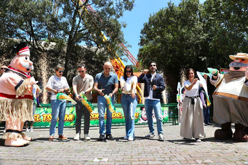 simiradio's tweet photo. @drsimioficial hace historia al convertirse en el primer personaje mexicano en tener su propia atracción en @SixFlagsMexico https://t.co/hUScCiBS6H