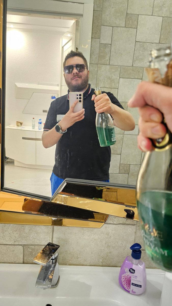 kalashnikovisme's tweet photo. Спасибо за @peredelano_conf Тбилиси!!

Спасибо @fillpackart @ArtyomMalyshev @lakhovilya !!

Рад был познакомиться лично с @fillpackart и @di_sinusoida. Несколько лет с вами знаком по интернету, обнять вас лично - великое счастье!!

Вместе с @blue_kirpichic познакомились с женой @ArtyomMalyshev. Артем, ты женат на богине! Ждём в Батуми вашу семью ❤️❤️

Познакомился с @selflovefeels. Наконец-то! Рад, что удалось наладить контакт с такой крутой крутой крутой 🤗🤗🤗

Спящий @the2pizza мотивировал уснуть вместе с ним ❤️❤️

И я НЕЕБИЧЕСКИ рад, что мой доклад попал в цель. Мы все должны быть сильными, и, сука, мы будем сильными!! А иначе зачем все это?!!

На фото не футболка грязная, а зеркало 😀