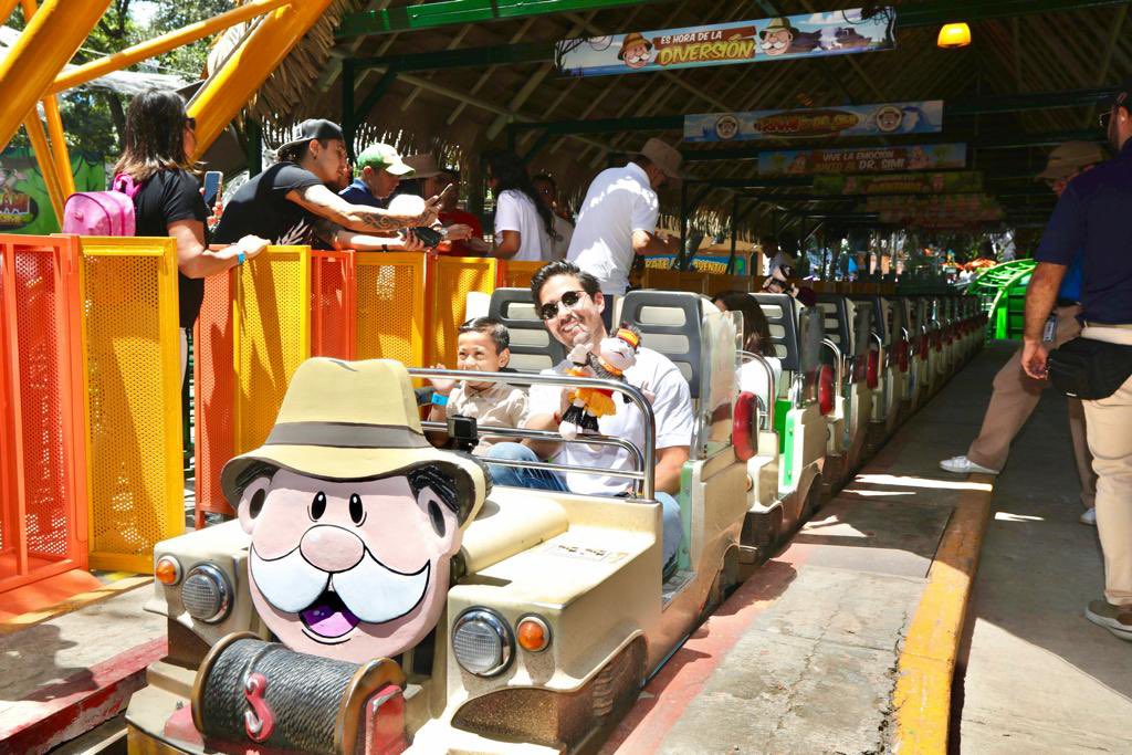 DrSimiTV's tweet photo. @drsimioficial hace historia al ser el primer personaje mexicano en tener su propia atracción en @SixFlagsMexico @fsimilares https://t.co/WhDdhbkC2I