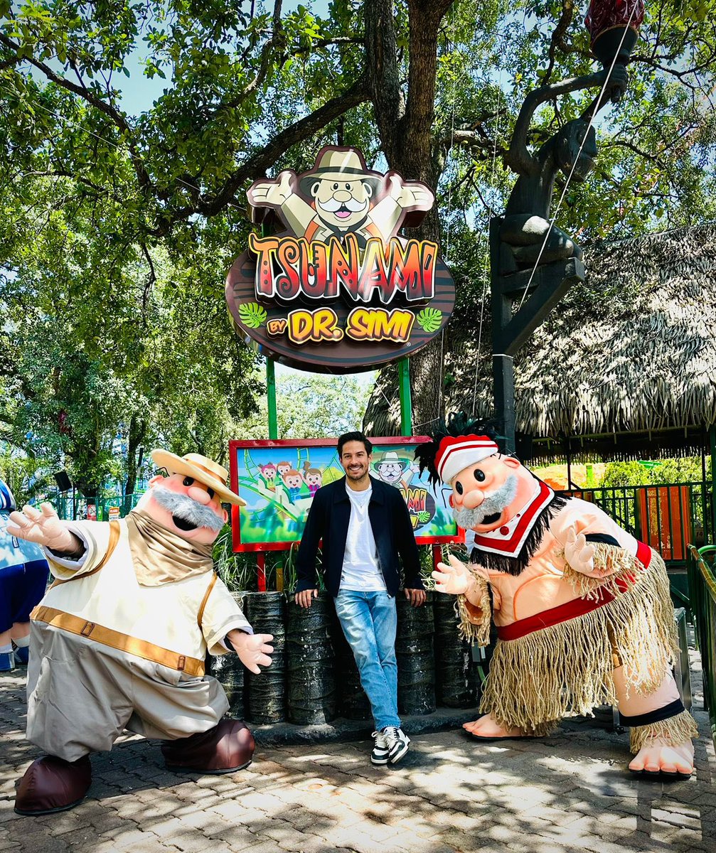 DrSimiTV's tweet photo. @drsimioficial hace historia al ser el primer personaje mexicano en tener su propia atracción en @SixFlagsMexico @fsimilares https://t.co/WhDdhbkC2I