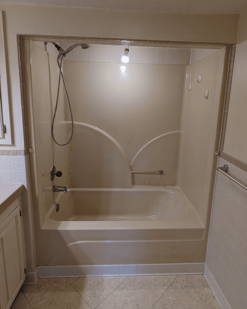 CasticoTx's tweet photo. Turn your acrylic tub into a modern masterpiece! ➡️
CASTICO Alcove Shower Kits are the perfect replacement for 60" bathtubs. #castico #showerwalls #showerbase #showerkit #homerenovation #DIY

https://t.co/wze21CmbR9 https://t.co/hDL0ChETG0