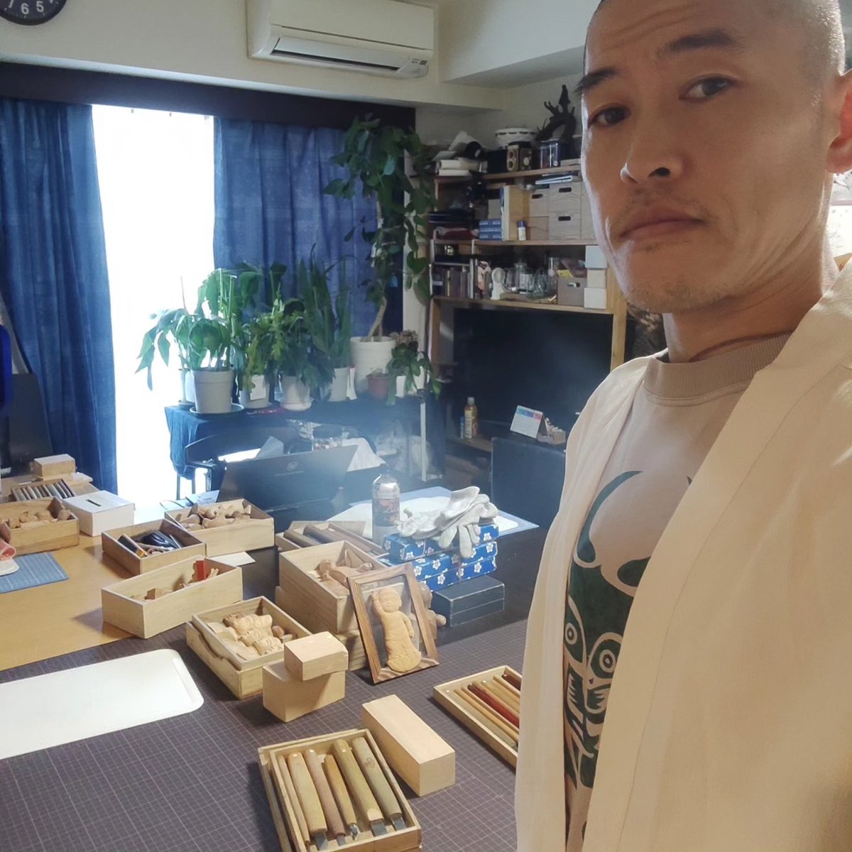 manoasu's tweet photo. 今日9/10も、東京・成城 佐久間本店ビルにて彫刻ワークショップ
10-13時/14-17時 時間途中からでもどうぞ。初めての方も手ぶらでOK。今日はお席余裕あり
#仏師 真野明日人 #仏師がおしえる彫刻教室 #仏像 以外でもお好きな題材で木彫体験できます
#carvingworkshop in Tokyo by #MANOWORKS Asuto Mano https://t.co/VVdywirc3F