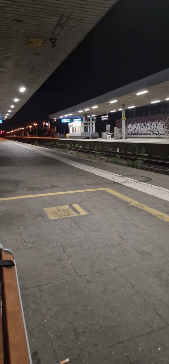 Warten auf Leerzug nach Leipzig...aktuell unbestimmt verspätet. Keiner da, der den Vorbereitet und mir bringt🤣