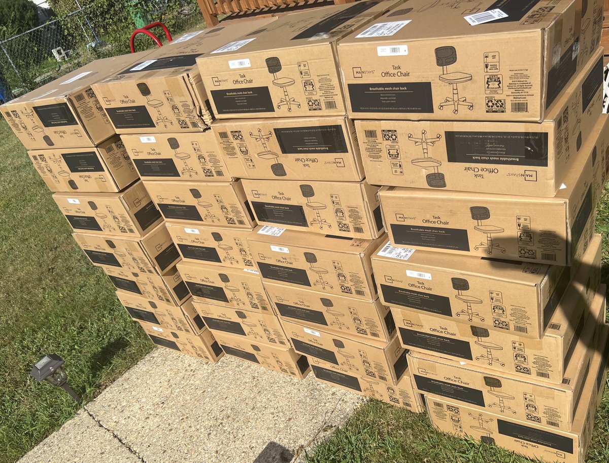 Walmart marked these Office Chairs down to $2.48 🪑

One member purchased over 100 (most already delivered). 

These will sell locally with ease at $20 each. 

100 x $17.50 = $1,750 PROFIT! 💰