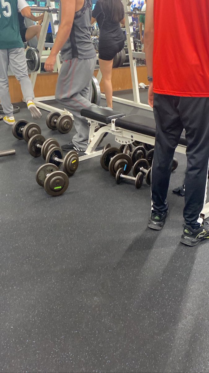 No sabía que los pendejos de primer semestre iban a coleccionar mancuernas.