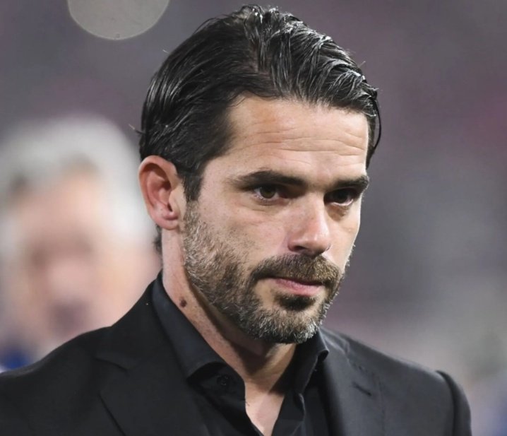 por caprichoso, por soberbio, por bostero, Gago no puede seguir siendo el técnico de Racing, afuera de todo, y lo quieren premiar con la renovación.