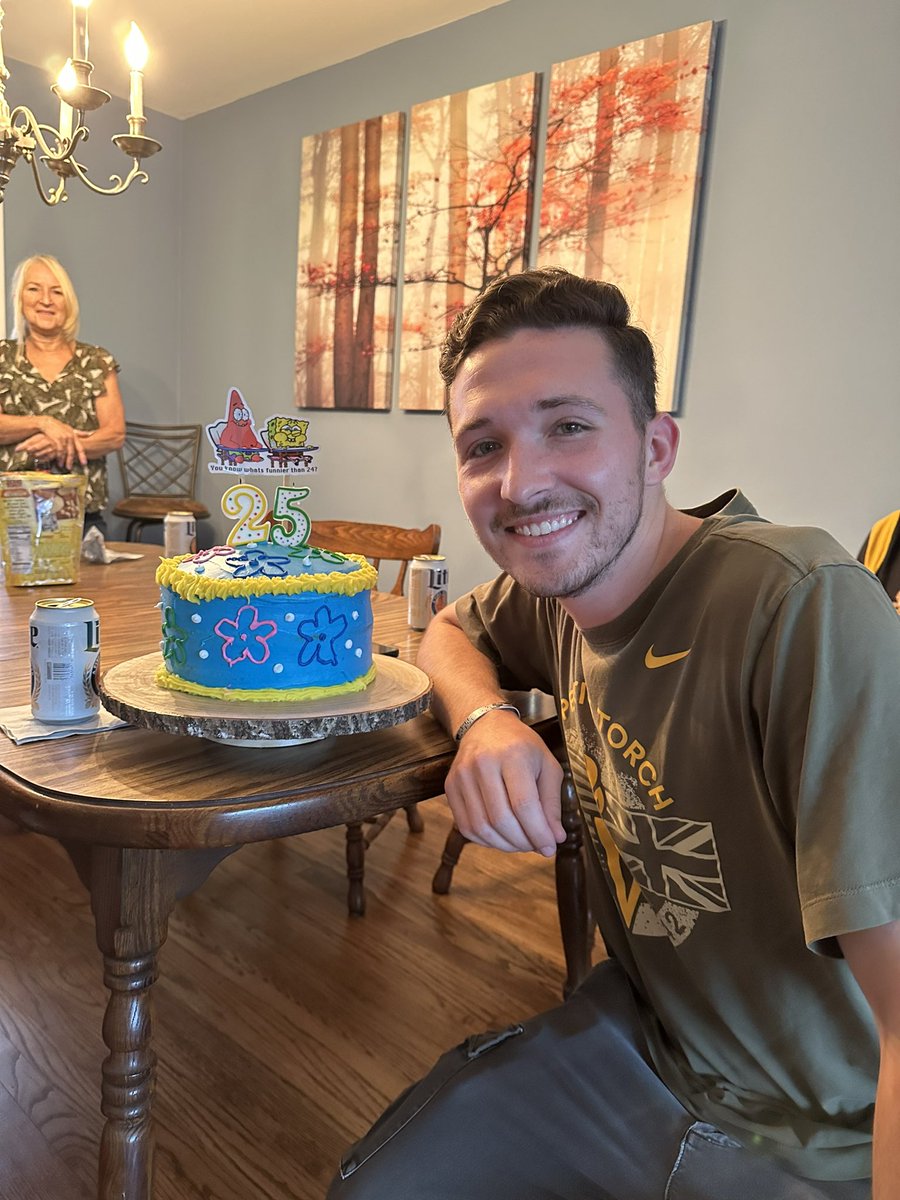 julsvandy's tweet photo. V proud of the DIY SpongeBob cake I made for @gtvd21 HBD!!!🥳🎈 https://t.co/uo9GZbYJFM