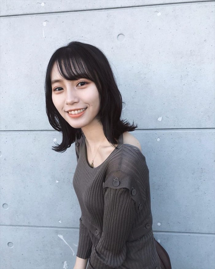 NoseFeti's tweet photo. 南沙良ちゃんの鼻弄り。存在感ある鼻ではないけど弄りすると意識してしまう…アヒル口もかわいい。 https://t.co/9Sgk13XRfB