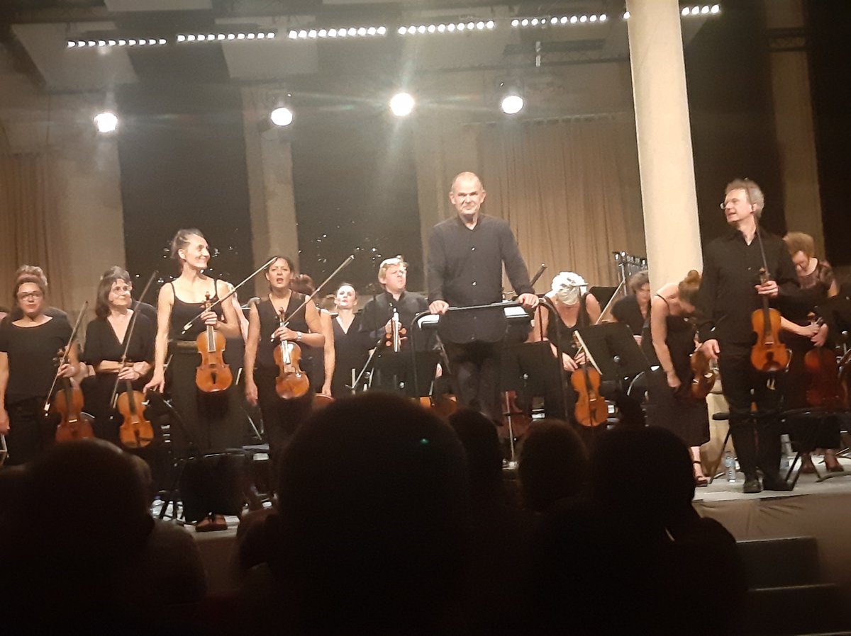 2023, 1992, 1788... Les siècles sont à  leur affaire en finissant avec la 41e Symphonie de Mozart sur instruments du 18ème. La magie de la musique est là, ce petit thème a-mélodique des bois dans le Menuetto   émerge en majesté, efface le temps. La boucle est bouclée.