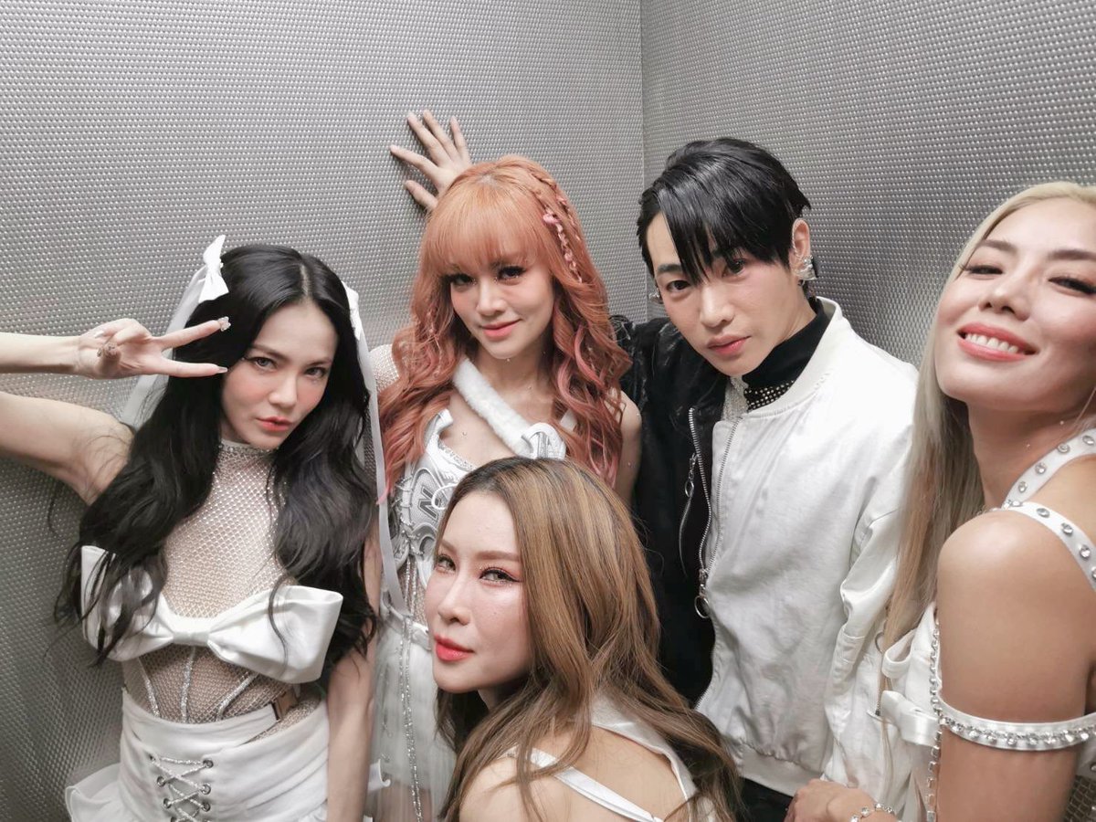 Palit_Official's tweet photo. เก็บตกหลังเวที #2kCelebration

@peckpalit #เป๊กผลิตโชค #PeckPaLitChoke

#GrammyRSConcerts https://t.co/uqflhROrzp