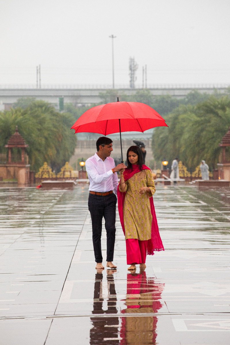 ANI's tweet photo. G 20 in India | United Kingdom Prime Minister Rishi Sunak and his wife Akshata Murthy at Delhi's Akshardham temple. 

(Source: Akshardham temple) https://t.co/yvIc8CXdhI