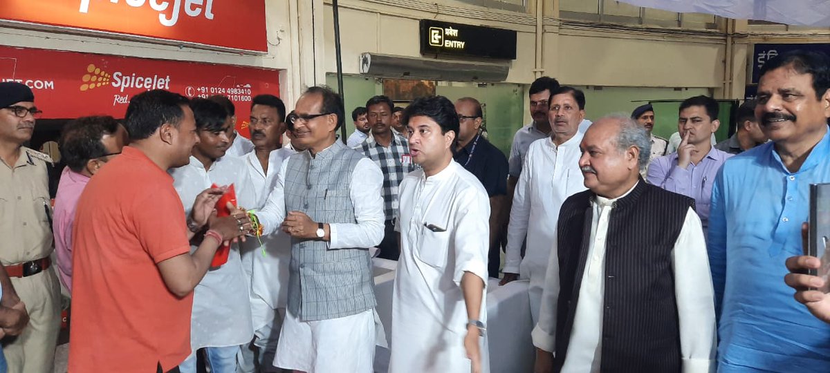 Rahul shrivastava (@rahulkumarshri) on Twitter photo #ग्वालियर की पावन धरा पर सीएम <a href="/ChouhanShivraj/">Shivraj Singh Chouhan</a> का एक बार फिर से हमारे जिला अध्यक्ष धर्मवीर शुक्ला जी के नेतृत्व में हार्दिक स्वागत है हमारी उम्मीदों को मरने मत दीजिए,जो कहा है उसे आदेश में परिवर्तित कीजिए,आदेश प्रतीक्षारत 32000 NHM संविदा कर्मचारी
#संविदा_को_आदेश_नहीं_तो_वोट_नहीं #ग्वालियर की पावन धरा पर सीएम <a href="/ChouhanShivraj/">Shivraj Singh Chouhan</a> का एक बार फिर से हमारे जिला अध्यक्ष धर्मवीर शुक्ला जी के नेतृत्व में हार्दिक स्वागत है हमारी उम्मीदों को मरने मत दीजिए,जो कहा है उसे आदेश में परिवर्तित कीजिए,आदेश प्रतीक्षारत 32000 NHM संविदा कर्मचारी
#संविदा_को_आदेश_नहीं_तो_वोट_नहीं