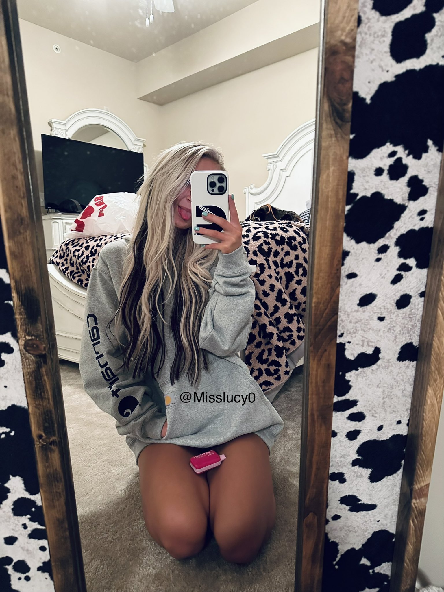 almost hoodie weather and im flippin excited https://t.co/rsFrjXzToz