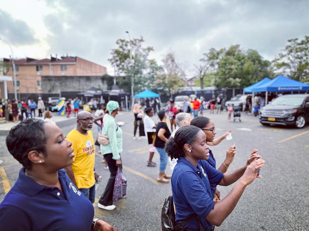67ClergyCouncil's tweet photo. Fun Community BBQ Giveback Day at our @NYPD67Pct! Young and old came together for some food and fun capped off with entertainment by Trinidad &amp; Tobago Police Service Steel Orchestra bringing the Caribbean vibes! 🎶🔥🇹🇹

#CommunityBBQ
#Giveback
#67Precinct
#SteelOrchestra https://t.co/lLmQizO1aa