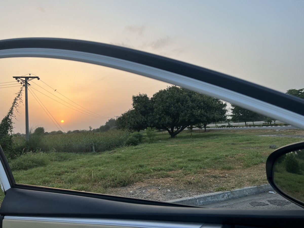 یہ شہرِ طلسمات ہے کچھ کہہ نہیں سکتے
پہلُو میں کھڑا شخص فرشتہ ہےیا اِبلیس