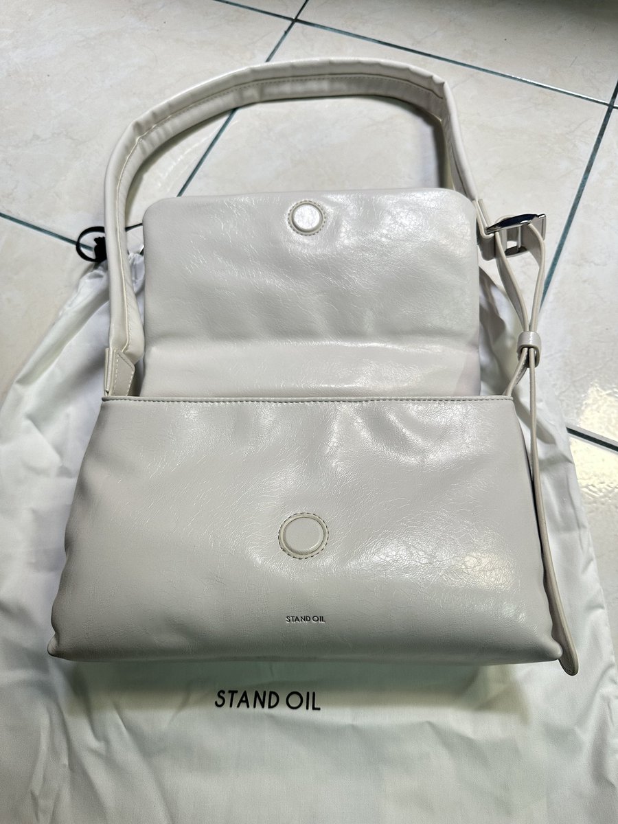 Pnimark's tweet photo. ส่งต่อ standoil รุ่น fluffy mini สีครีมค่ะ ใช้งาน 1-2 ครั้ง อุปกรณ์ครบ 2000 บาท (พร้อมโอนลดได้ค่ะ) นักรับตาม BTS หรือโซนอารีย์ได้ค่ะ
#ส่งต่อstandoil #standoilพร้อมส่ง #standoil #standoilfluffy #standoilthailand #standoilส่งต่อ #ส่งต่อกระเป๋า #ส่งต่อกระเป๋ามือสอง https://t.co/MjDf6Q5WUl