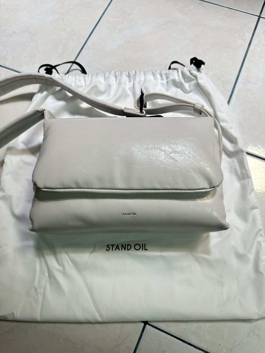 Pnimark's tweet photo. ส่งต่อ standoil รุ่น fluffy mini สีครีมค่ะ ใช้งาน 1-2 ครั้ง อุปกรณ์ครบ 2000 บาท (พร้อมโอนลดได้ค่ะ) นักรับตาม BTS หรือโซนอารีย์ได้ค่ะ
#ส่งต่อstandoil #standoilพร้อมส่ง #standoil #standoilfluffy #standoilthailand #standoilส่งต่อ #ส่งต่อกระเป๋า #ส่งต่อกระเป๋ามือสอง https://t.co/MjDf6Q5WUl