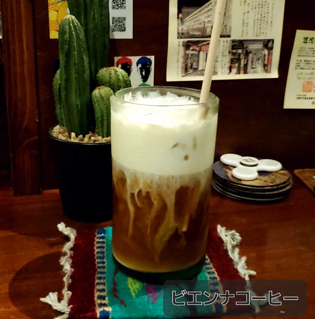 hidustbox's tweet photo. 0番地珈琲店
すすきのゼロ番地にあるカフェバー。
宇宙人·海外旅行·粘菌ここら辺の話が好きな人は、マスターと会話が盛り上がります！
CBD取り扱い店。
プラスチック廃���のお店なので、紙ストロー使用。
いちごミルク好きなマスターが作るいちごミルクがガチでウマイ！
いちごミルクを飲みに行くんだ！ https://t.co/Yh6xBXDNYs