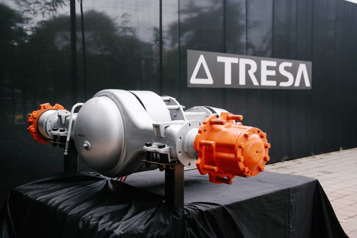 autocarpro's tweet photo. Bengaluru-based Tresa Motors unveils its designed- &amp; made-in-India e-axle with axial flux motor; DAX-1 integrates Tresa’s Flux 350 motor, motor controller, AMT gearbox &amp; differential into a single unit; on-road trials of heavy electric truck to begin soon https://t.co/OKzk90RIqW https://t.co/Emrh7LzYOM