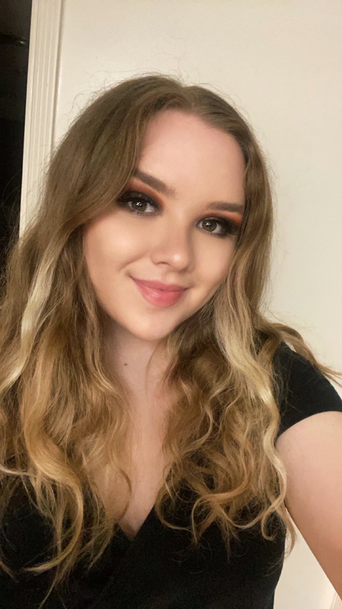 OhKywee's tweet photo. trying to better my makeup skills 🤓 https://t.co/aBRYoKO0Zy