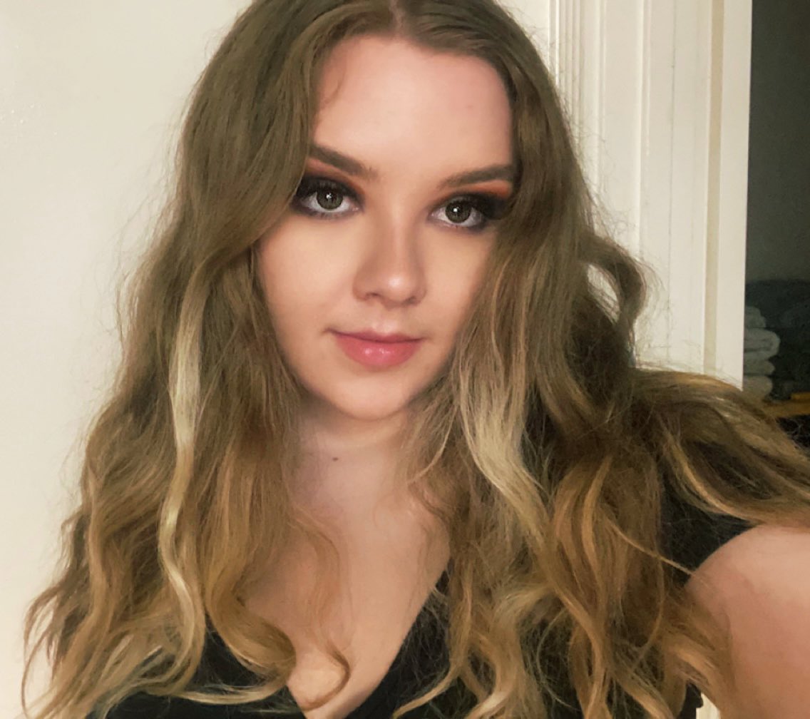 OhKywee's tweet photo. trying to better my makeup skills 🤓 https://t.co/aBRYoKO0Zy