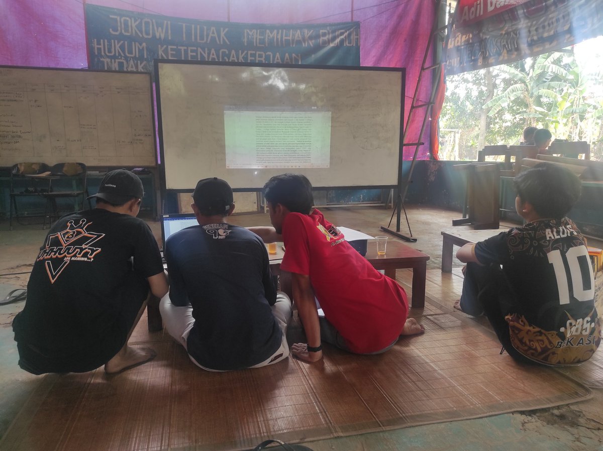 f_sedar's tweet photo. Buruh pabrik yang kerap dipandang sebagai makhluk berpendidikan rendah, mengerjakan pekerjaan-pekerjaan yang kotor dan berat. Jika dididik ternyata bisa melakukan hal-hal yang biasa dikerjakan oleh mereka yang berpendidikan tinggi. Seperti ini misalnya, membuat jawaban gugatan✊ https://t.co/sLPatuHgpc