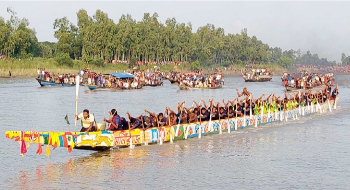 জামালপুরে ঐতিহ্যবাহী নৌকা বাইচ অনুষ্ঠিত