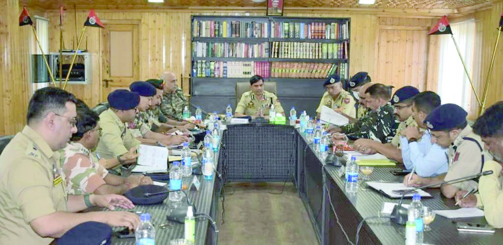 RisingKashmir's tweet image. No #restriction on #civiltraffic during #VVIPs #movement on #NH: #ADGPKashmir

@JmuKmrPolice @KashmirPolice
@Traffic_hqrs

risingkashmir.com/no-restriction…