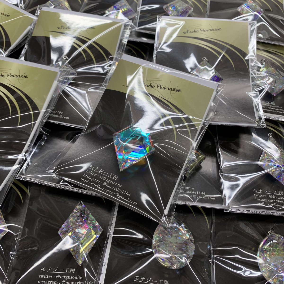 ムーンボウ(ひし形)モナジー工房/ガラスペンダント/アクセサリー モナジー工房 ｢虹の結晶｣積層ガラス研磨アクセサリー専門制作 on