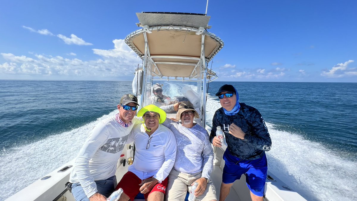 ChiefDogKevin's tweet photo. So good to see clients that have been fishing with us over 20 years! Ozzie landed the nutoon on 20 lb test and they had 22 yellowtails snapper  #fishing #keywest #flkeys #yellowtailsnapper @barbiedoll_eyw on deck with Dori! https://t.co/oPDZgtIUR7