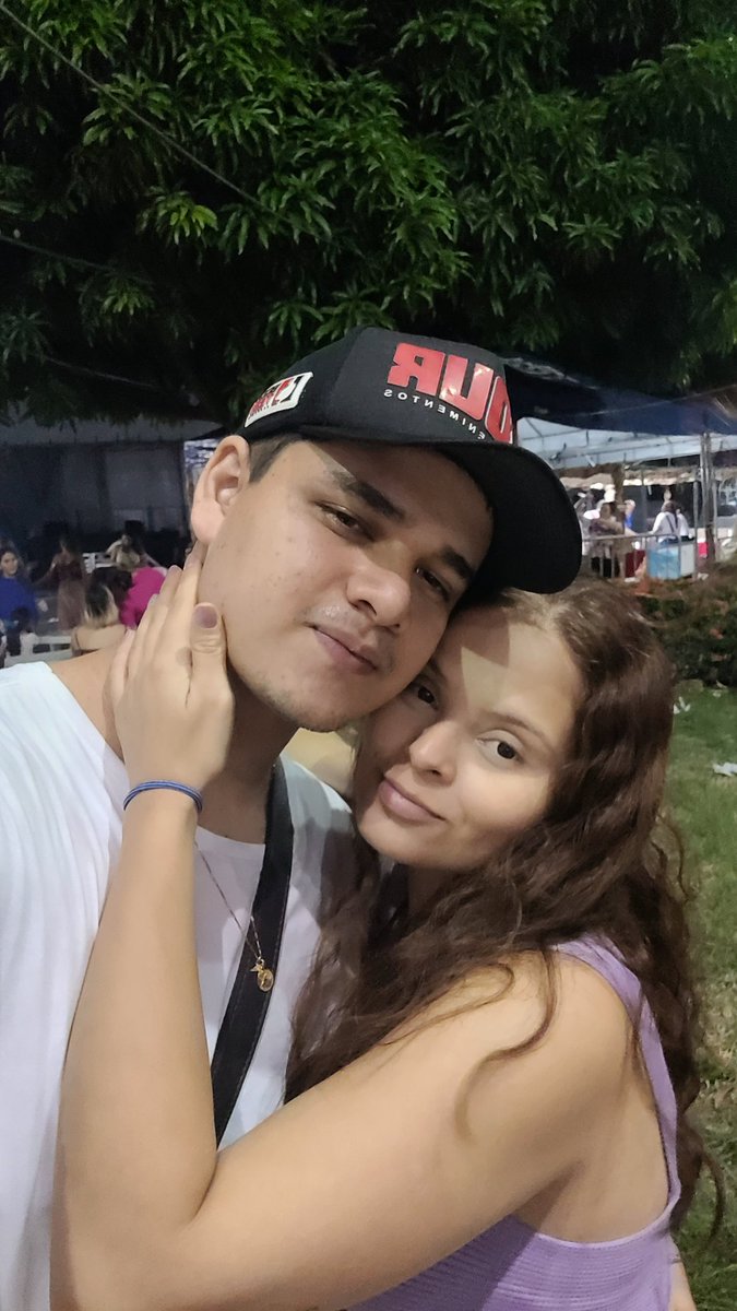 vituuzz's tweet photo. Essa é a minha namorada.
Futura esposa.
A culé mais linda do mundo.
Um dia vou pintar meu cabelo de azul pra combinar com o grená dos cabelos dela.
Ela tá me olhando e sorrindo de vergonha agora.
Sou muito fresquinho mesmo.
Fodac.
Vão amar.
Vão transar.
Não nessa ordem.
Te amo. https://t.co/nvXE5aQepp
