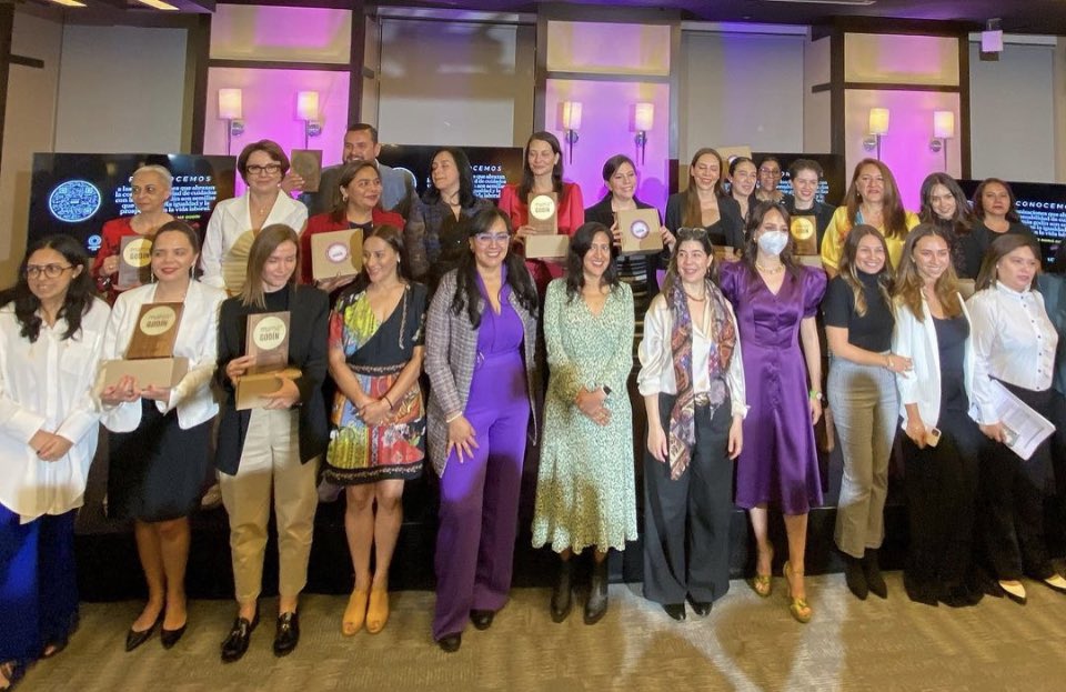 Mama_Godin's tweet photo. Y por supuesto, gracias infinitas a la equipa por todo el trabajo antes, durante y después del #RankingMamáGodín

Clau Malo
Cynthia Luna @CyLu1230 
Vania Valdelamar 
@Fajardito 
@luz_rodeas 
Lucía Cuellar 

https://t.co/8dd6Tn3iuY https://t.co/8PEVLL5Xg8