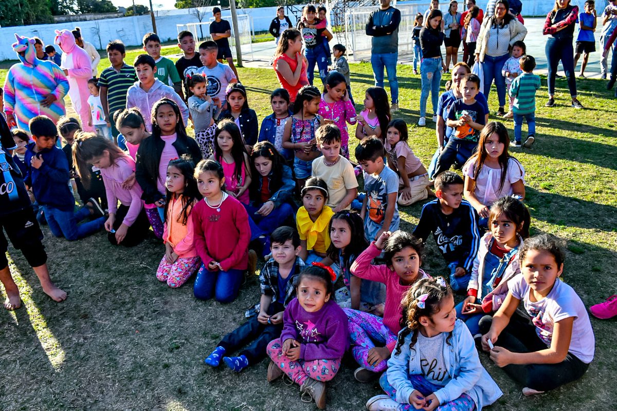 munidesaladas's tweet photo. Festejos del Día del Niño👧👦🙂
Luego de la reprogramación por lluvia del fin de semana pasado, el #SOEMS con el acompañamiento de la gestión @noelgomezok agasajó a cientos de niños, en una tarde a pleno sol, música, juegos y muchas sorpresas 🙌
#SaladasHaciaAdelante https://t.co/lTkSDizCKa