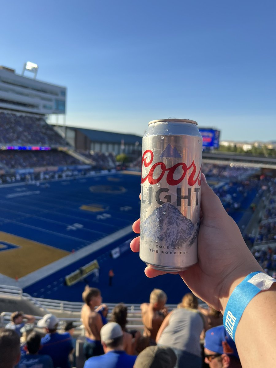 thezackmamba's tweet photo. Mountains are bluest on the blue. @PardonMyTake @BarstoolBigCat @PFTCommenter @coorslight https://t.co/GNFpTC1CUo