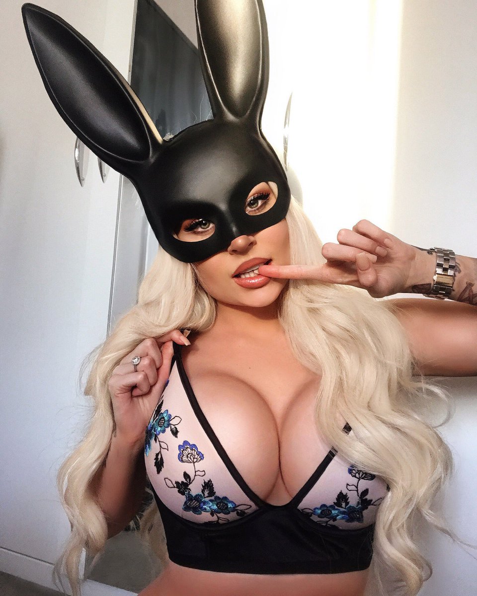 KelevisionUnit's tweet image. I think this bunny wants more than a carrot on #TittyTuesday @ItsKellybsworld