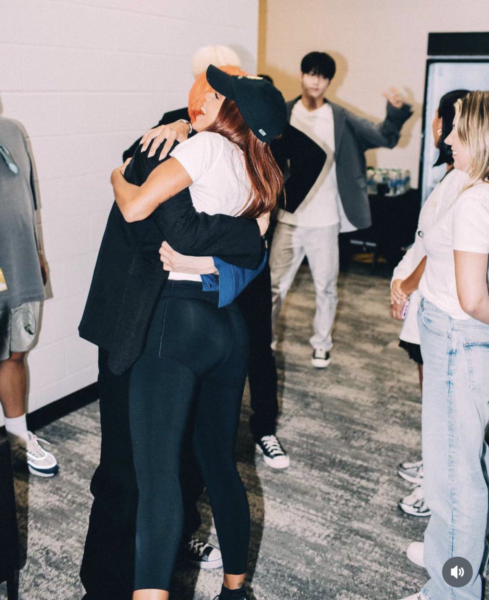 thvserotonin's tweet photo. - pq ela não para de chorar?
– ELA QUERIA TA NO LUGAR DA ANITTA ABRAÇANDO O YEONJUN https://t.co/Mwu18ctccP