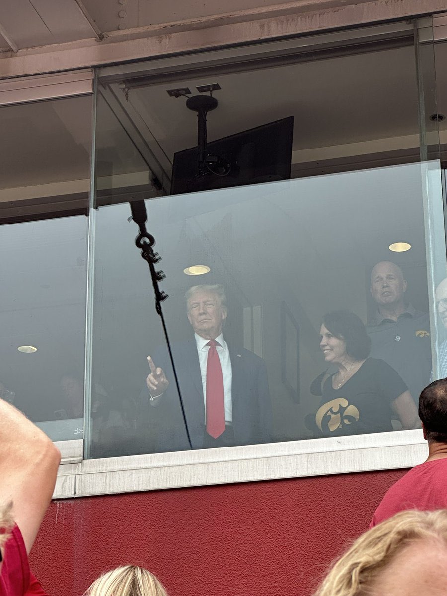 helmetshots's tweet photo. Just how petty is trump?
This petty 😂😂😂 https://t.co/3wjKLQrQhD
