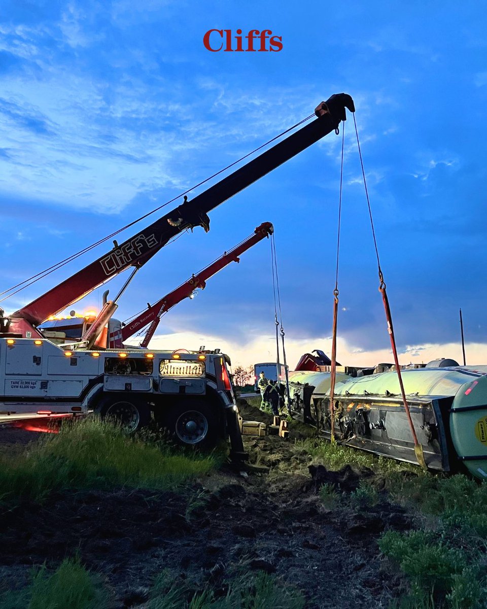 CliffsTowing's tweet image. 🌟🚛 Through the Night, We Shine Bright 🚛🌟 At Cliffs Towing and Recovery, our dedication is unwavering, even as the night turns to early mornings. With every call, we renew our commitment to assist, no matter the hour. You can always count on us! #AlwaysHereToHelp