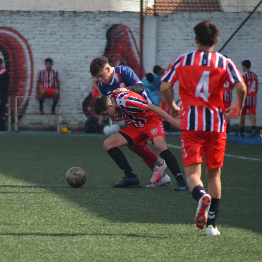 JuvenilTalleres's tweet image. #Juveniles1raN

Talleres enfrentó a Chacarita Jrs en el marco de la Fecha 2.

Como local:

👤 #7ma: Ganó 3-2 ✅ (Lucas Castro x2, Alexis Romero)
👤 #8va: Ganó 2-0 ✅ (Lautaro Correa, Lautaro Virgilio)
👤 #9na: Empató 2-2 🤝 (Tomás Longobucco, Giuliano Musacchio)