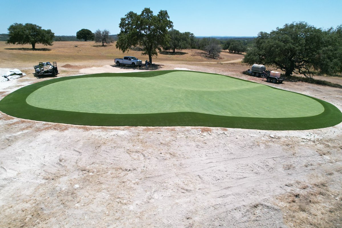 chompchomp15's tweet photo. Just under 7,000 sq ft, this @CelebrityGreens features a spine that bisects the putting surface into three distinct sections. This green will be played from three tees, and three different angles. @craig_colton with the drawing and @RossFlinton on the shaping. https://t.co/sZ9ZlwTto6