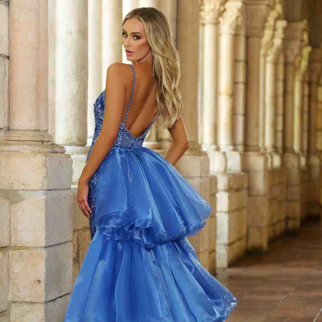 NewYorkDress's tweet image. Step into the spotlight with this dazzling sleeveless sheath dress 38813 by Ava Presley. 

#newyorkdress #StepIntoTheSpotlight #DazzlingDress #SleevelessSheathDress #AvaPresley #BeadedStraps #PlungingNeckline #Confidence #HeavyEmbellishments #GlimmerOfLight #FlowingSkirt