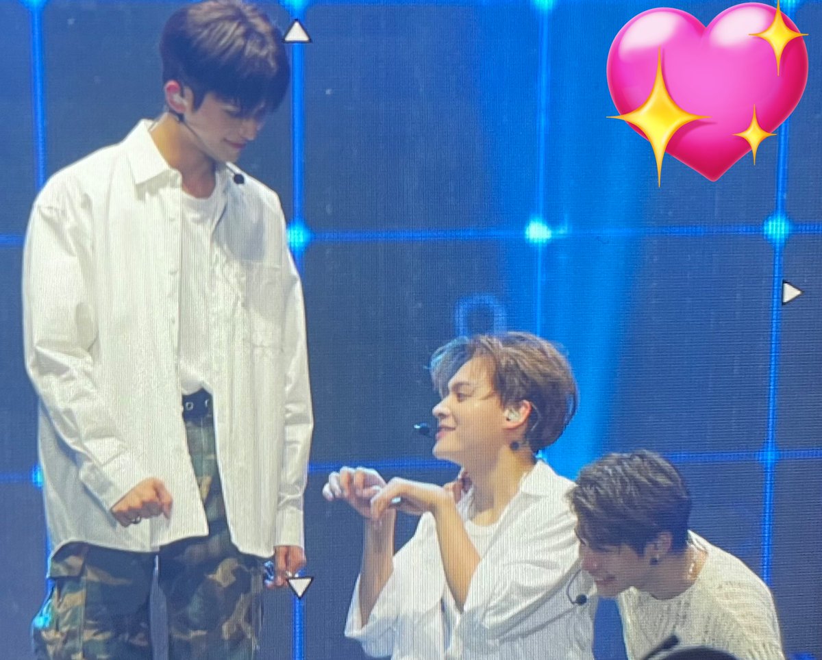 shine_winston's tweet photo. 230909 마닐라 첫콘 preview

윈스턴 앞에 나타난 고양이 두마리🐈🐈‍⬛

#HORI7ON_1STCON
#VoyageToManila 
#샤인윈스턴 #shinewinston #HORI7ON #호라이즌 #HORI7ON_WINSTO https://t.co/QujdUQ2bQz