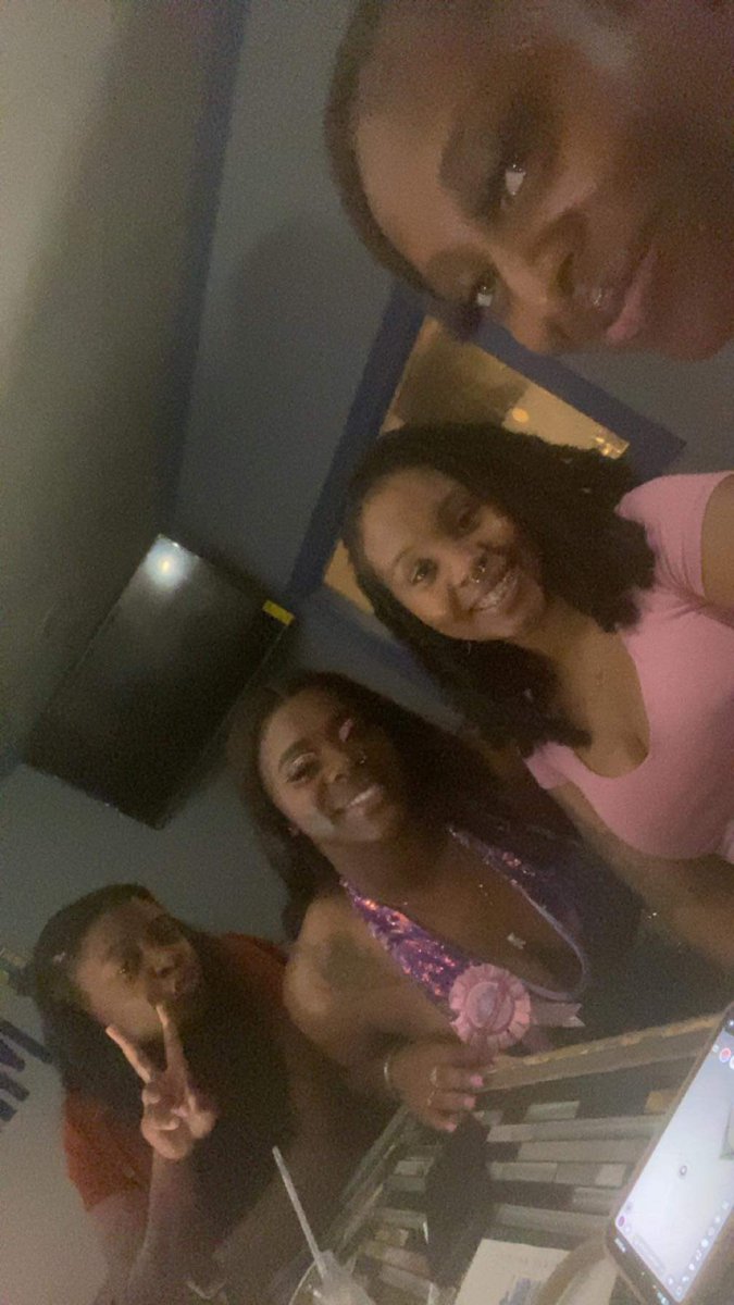 Slimmmbri's tweet photo. @HazelT__  &amp; @_TaMeeyahh  about last night 💖‼️ https://t.co/mEKIj3ZNTx