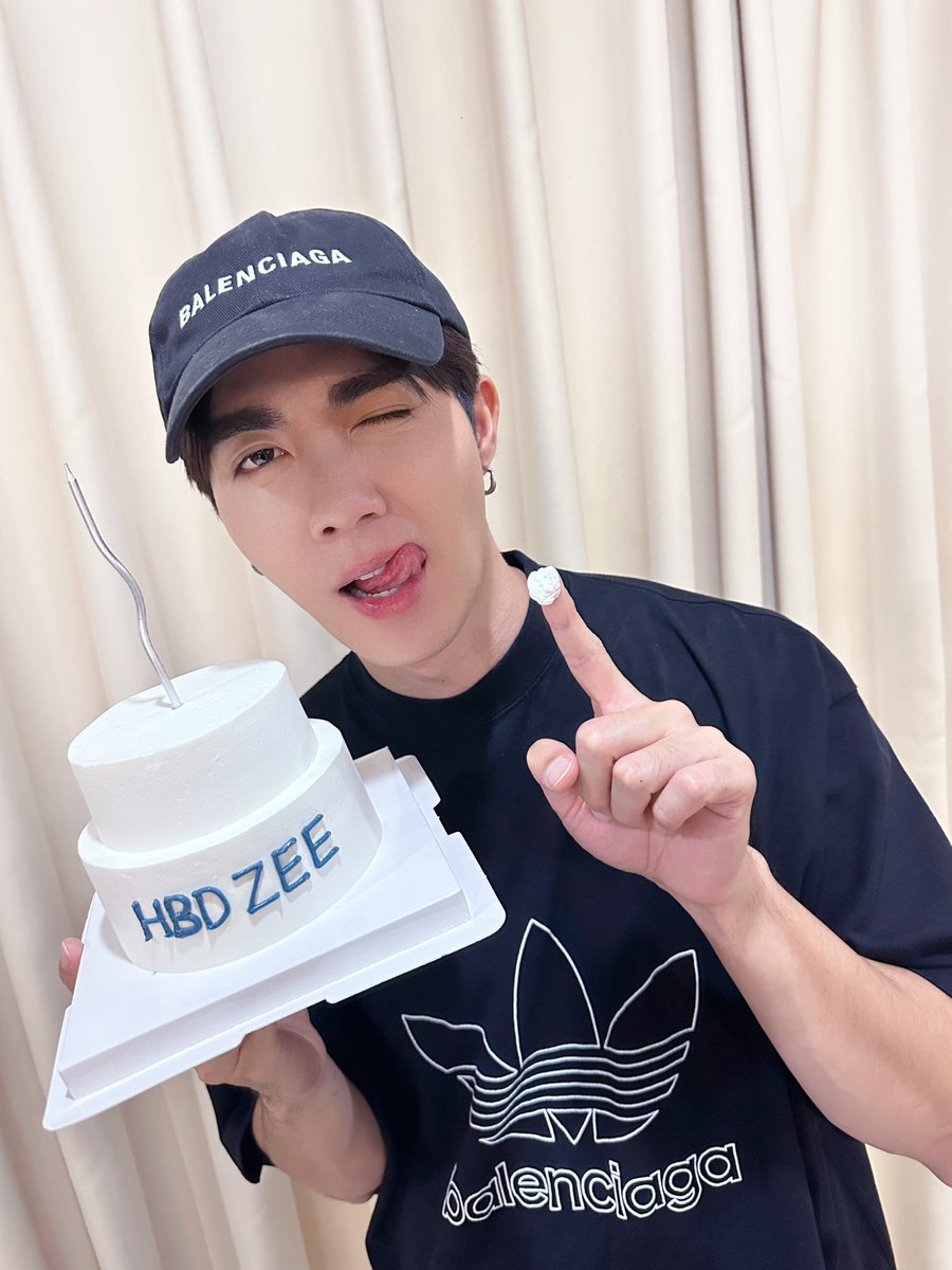 DomundiTV's tweet photo. HAPPY BIRTHDAY ZEE @zee_pruk 🎂
Hope your special day brings you all that your heart desires.

#วันเกิดซีพฤกษ์คนเท่
#domunditv https://t.co/5L6FhSry4F