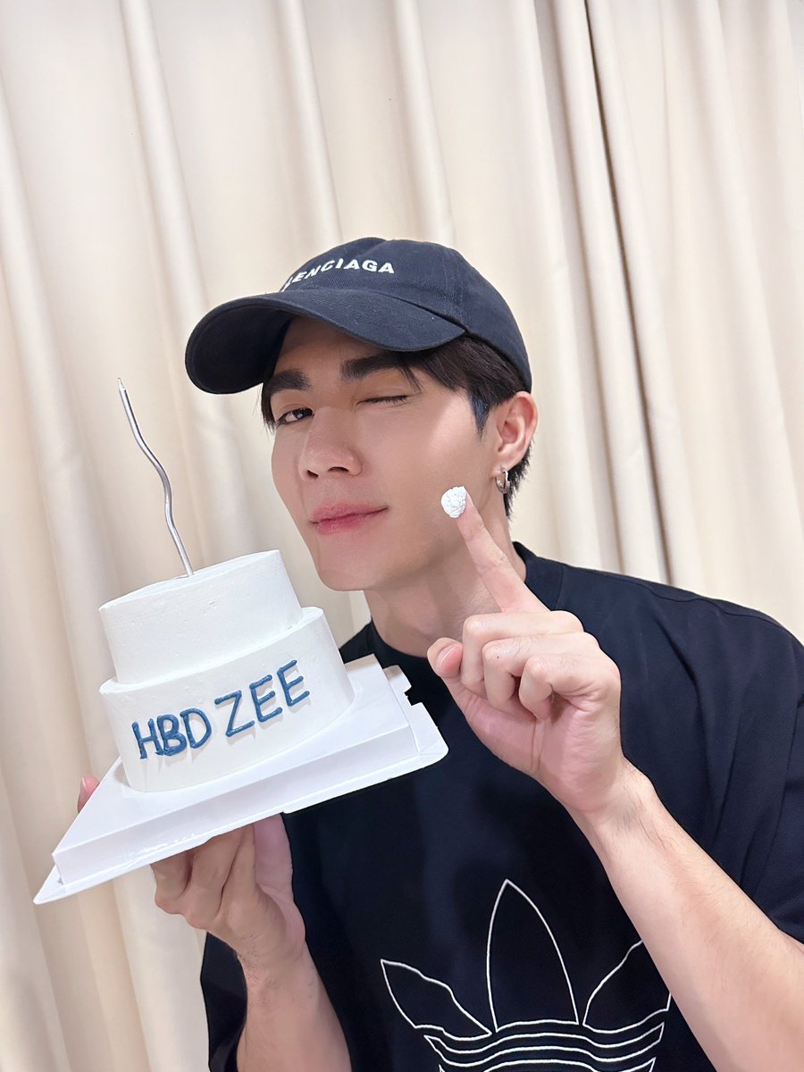 DomundiTV's tweet photo. HAPPY BIRTHDAY ZEE @zee_pruk 🎂
Hope your special day brings you all that your heart desires.

#วันเกิดซีพฤกษ์คนเท่
#domunditv https://t.co/5L6FhSry4F